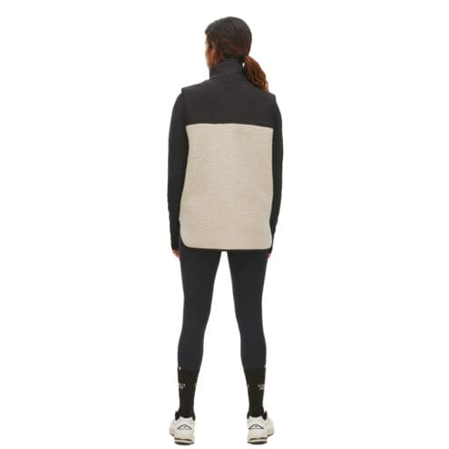 Phoebe Vest på modell bakifrån