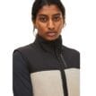 Närbild på Phoebe Vest på modell