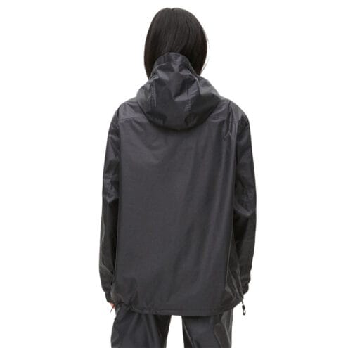 Röhnisch Cliff Rain Jacket (dam) bakifrån på modell