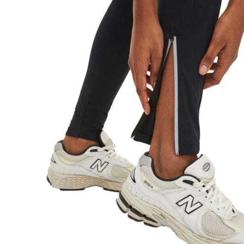 Närbild på dragkedja av Röhnisch Rain Tights (dam).