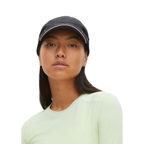 Röhnisch Running Cap (dam) framifrån på modell.
