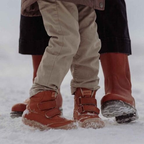Personer som har på sig Kavat Oden Ep och leker i snön