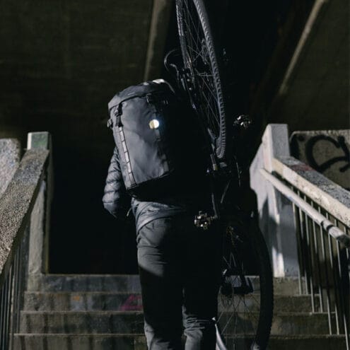 Sandqvist Jonatan black på modell som bär cykel