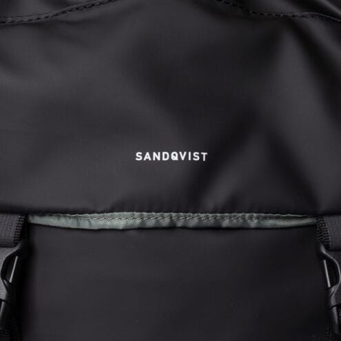 Närbild av logga på Sandqvist Jonatan black