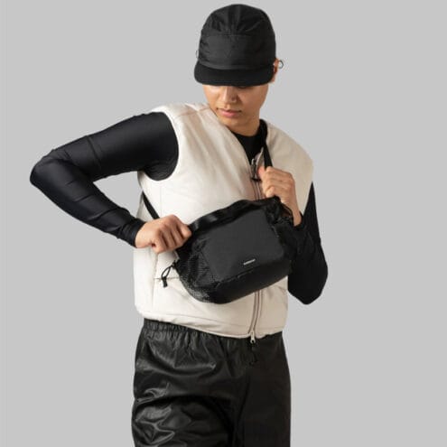 sandqvist Stevie bag i svart på en modell