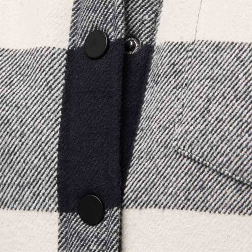 Närbild på knapparna på Women's Project Lined Flannel Shirt