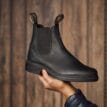 en person håller i Blundstone 063 chelseas (unisex)