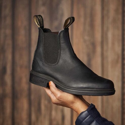 en person håller i Blundstone 063 chelseas (unisex)