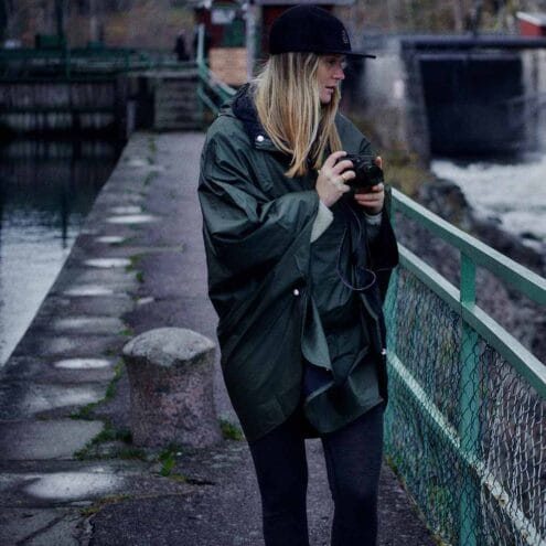 lifestyle bild på en kvinna som har på sig Tretorn PU Light rainponcho