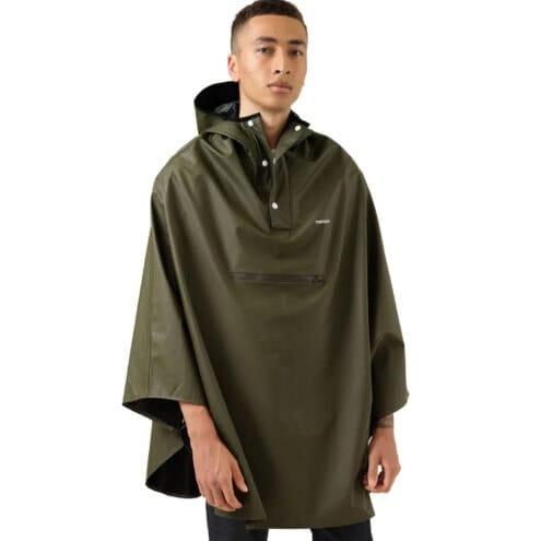 En modell har på sig en grön Tretorn PU Light rainponcho