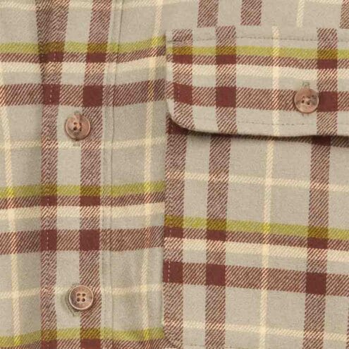 Närbild på knäppning av Marmot Doran Midweight Flannel LS
