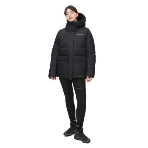 Röhnisch Suri Jacket vädertålig jacka (dam) på en modell med stängd dragkedja