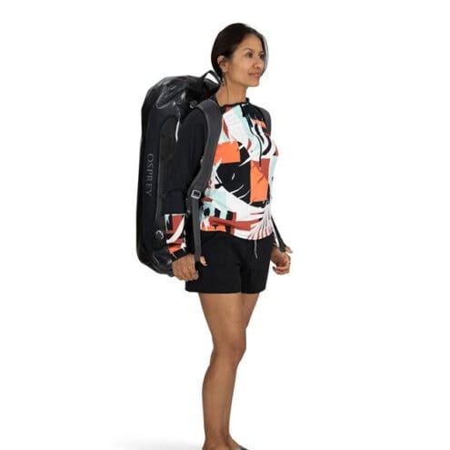 TRANSPORTER® WATERPROOF DUFFEL 100 på modell framifrån