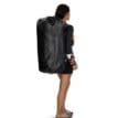 TRANSPORTER® WATERPROOF DUFFEL 100 på modell bakifrån