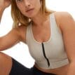 Röhnisch Front Zip Sportsbra, Oatmeal på en modell som sitter
