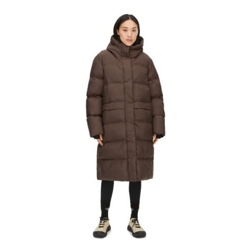 Röhnisch Reign Hood Coat, seal brown på en modell framifrån