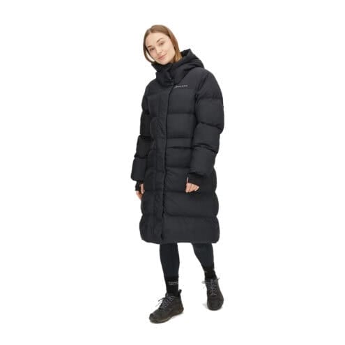 Röhnisch Reign Hood Coat, black på en modell framifrån
