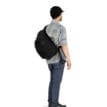 Osprey Metron Messenger cykelväska 18L (unisex) bakifrån på modell