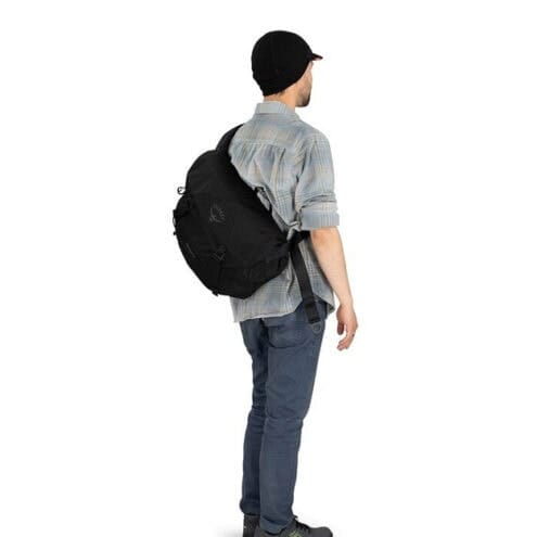 Osprey Metron Messenger cykelväska 18L (unisex) bakifrån på modell