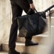 En modell håller tretorn FÅRÖ TRAVELBAG VATTENTÄT VÄSKA