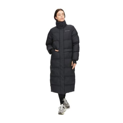 Röhnisch Reign coat vinterjacka (dam) på en modell med stängd dragkedja