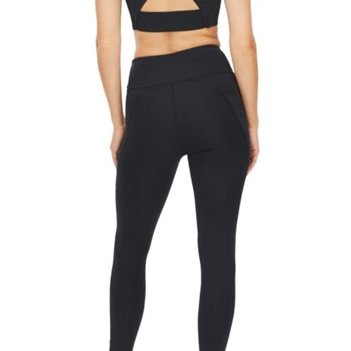 Närmare bild på en modell bakifrån som har Röhnisch Flattering High Waist Tights, Black på sig