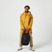 En modell som håller i Tretorn Wings flexpack i svart