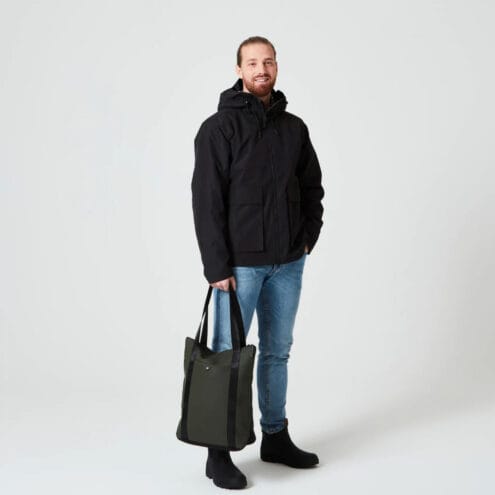 Tretorn Wings tote på en manlig modell