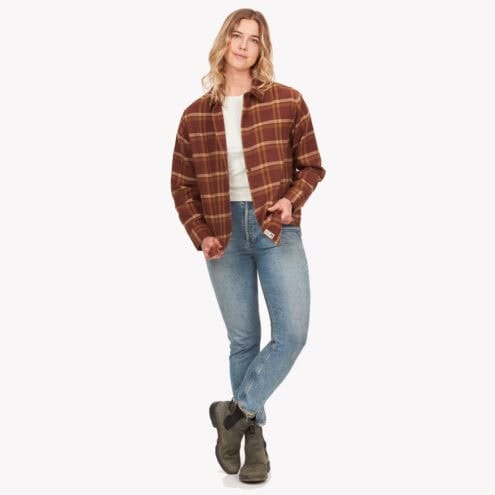En öppen Marmot Wm Fairfax Novelty Lightweight Flannel LS på modell