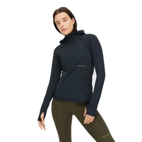 Röhnisch Free Motion Half Zip på en framvänd modell