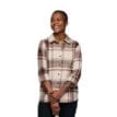 W PROJECT FLANNEL på en modell som ler mot kameran