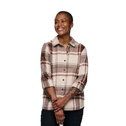 W PROJECT FLANNEL på en modell som ler mot kameran