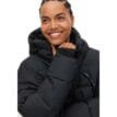 Närbild på en modell som har på sig Röhnisch Saint Puffer Jacket, Black