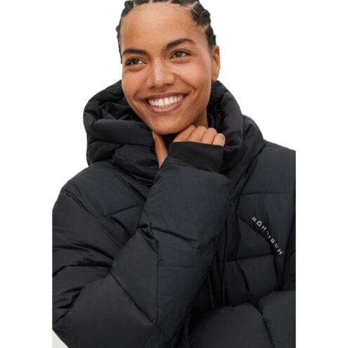 Närbild på en modell som har på sig Röhnisch Saint Puffer Jacket, Black