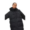 En knäppt Röhnisch Saint Puffer Jacket, Black på modell