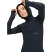 Röhnisch Free Motion Half Zip på en modell som har luvan på