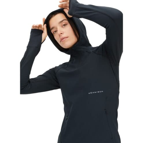 Röhnisch Free Motion Half Zip på en modell som har luvan på