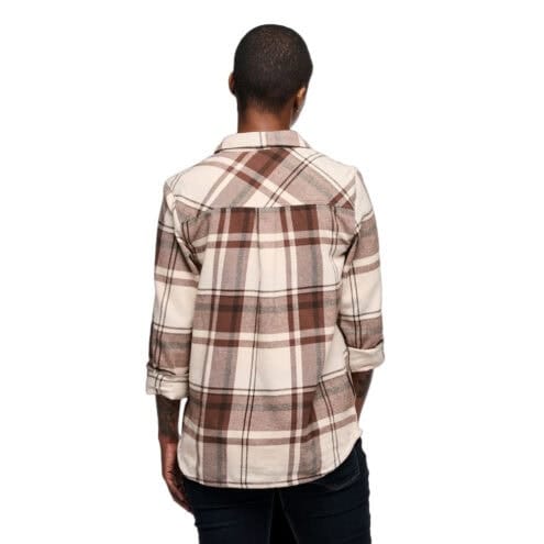 W PROJECT FLANNEL på en modell som vänder ryggen mot kameran