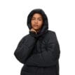 Modell har på sig Röhnisch Saint Puffer Jacket, Black med luvan uppe