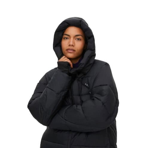 Modell har på sig Röhnisch Saint Puffer Jacket, Black med luvan uppe