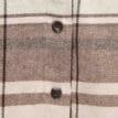 Närbild på knappar av flannelskjortan i färgen Chalk Pink-Walnut Plaid (9520)