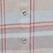 Närbild på knappar av flannelskjortan i färgenPewter-Belay Blue Plaid (9550)