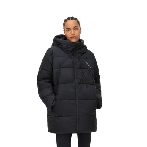 Röhnisch Saint Puffer Jacket, Black framifrån på modell