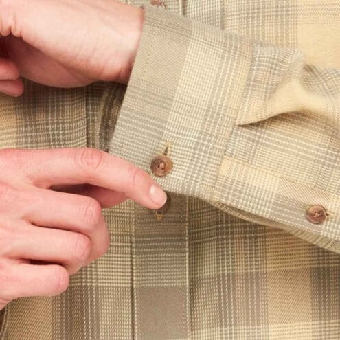 Närbild på knäppning av Wm Fairfax Lightweight Boyfriend Flannel