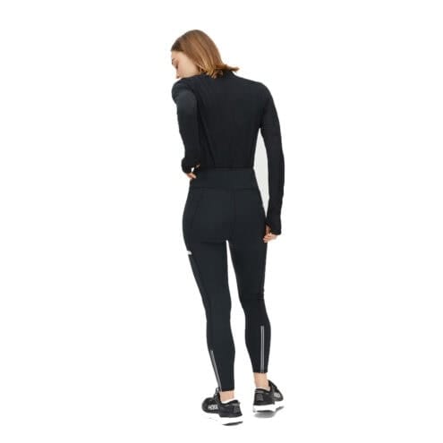 Röhnisch Insulate Wind Shield Tights löpartights (dam) på en modell som vänder ryggen mot kameran