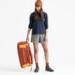 En modell som håller i Sea to Summit Hydraulic Pro Dry Pack 50 L