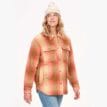 Wm's Ridgefield Sherpa Flannel Jacket framifrån på en mkodell- knäppt
