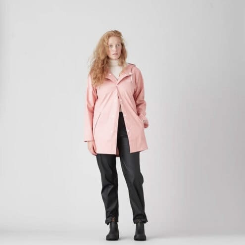 NIMBO RAINPANT från tretorn på en kvinnlig modell som är framvänd