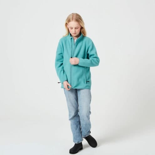 En flicka drar upp dragkedja på Tretorn Farhult Pile JR pilejacka (barn/junior)
