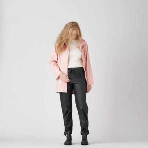 NIMBO RAINPANT från tretorn på en modell som har en öppen wings jacka